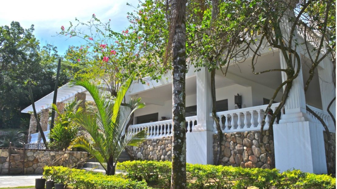 Casa alto padrão para vender na Praia Domingas Dias em Ubatuba-SP